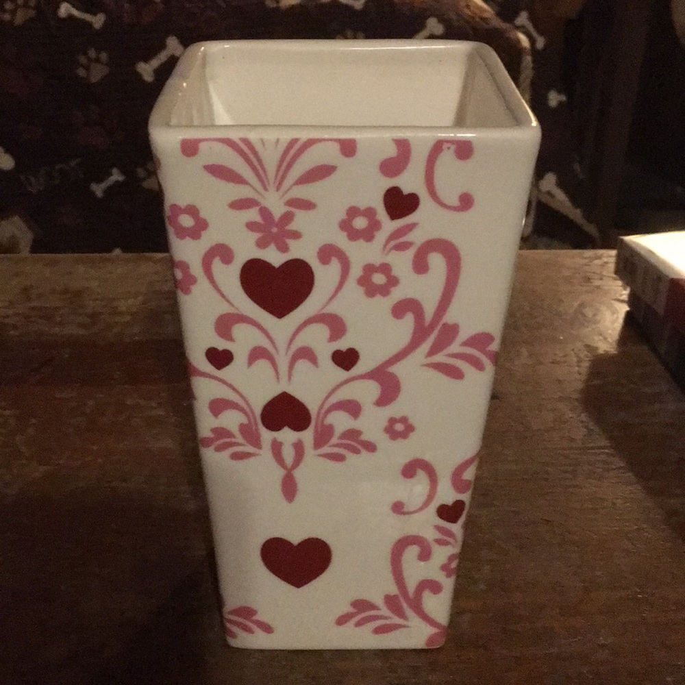 Porcelain vase decorated with mauve colored hearts